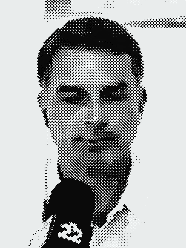 Flávio Bolsonaro em vídeo do canal dele (04/10/2026), em retícula, com tarja vermelha nos olhos e rabiscos em volta da cabeça.