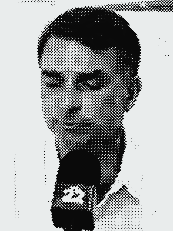 Flávio Bolsonaro em vídeo do canal dele (04/10/2026), em retícula, com tarja vermelha nos olhos e rabiscos em volta da cabeça.