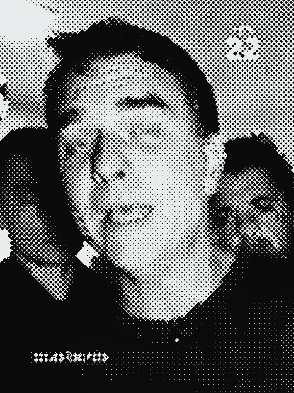 Flávio Bolsonaro em vídeo do canal dele (07/10/2026), em retícula, com tarja vermelha nos olhos e rabiscos em volta da cabeça.