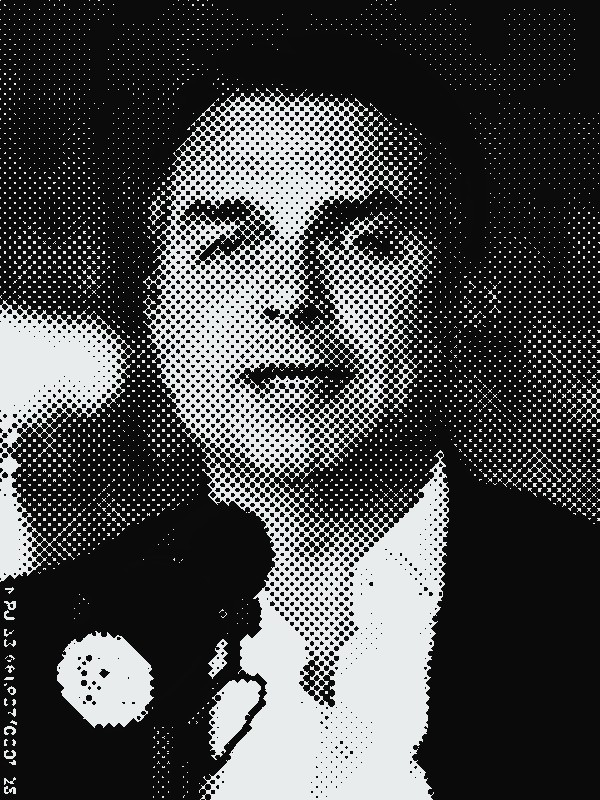 Flávio Bolsonaro em vídeo do canal dele (23/09/2026), em retícula, com tarja vermelha nos olhos e rabiscos em volta da cabeça.